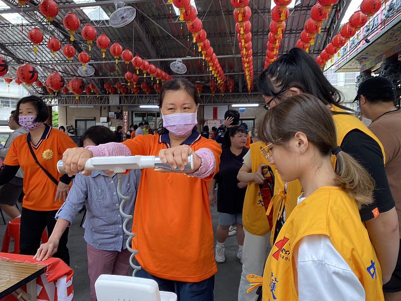 中臺科大護理系同學協助鄰里媽媽進行身體健康檢測