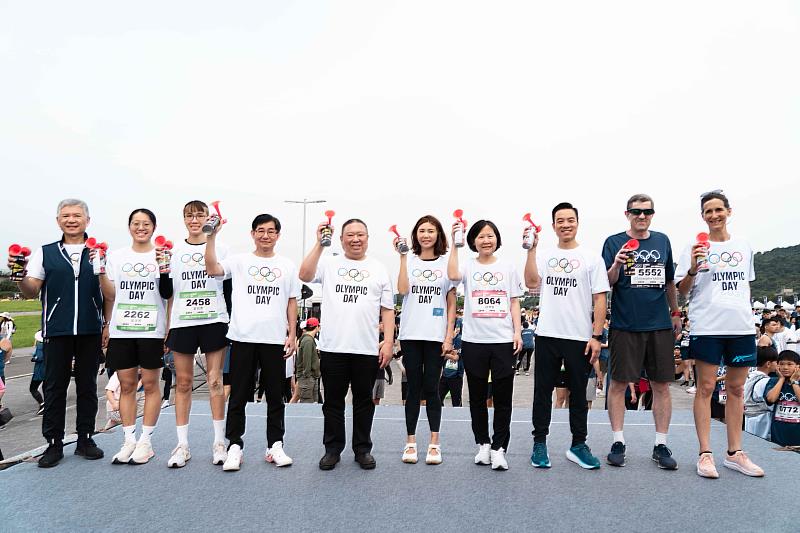 2024國際奧林匹克路跑吸引近3700名跑者報名參賽，中華奧林匹克委員會主席林鴻道(左五)與中華電信個人家庭分公司副總經理黃輝豹(左四)參與鳴槍起跑儀式。