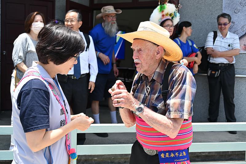 東基60週年！感謝外籍宣教士奉獻 饒慶鈴為創院院長譚維義醫師繫上勇士帶