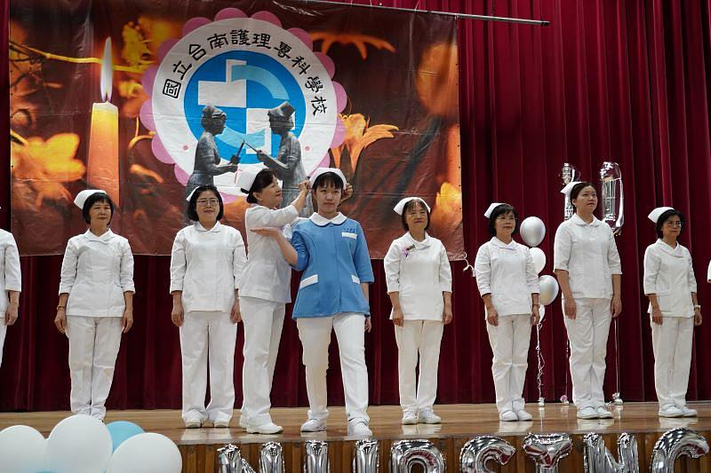 國立臺南護專於舉辦加冠典禮，學生宣誓傳承南丁格爾精神。
