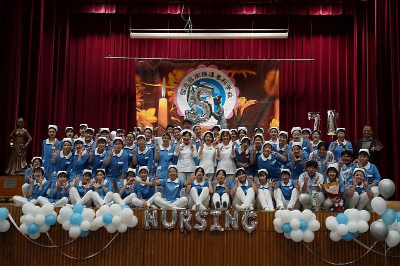 國立臺南護專舉辦加冠典禮，開啟學生護理職業新里程。