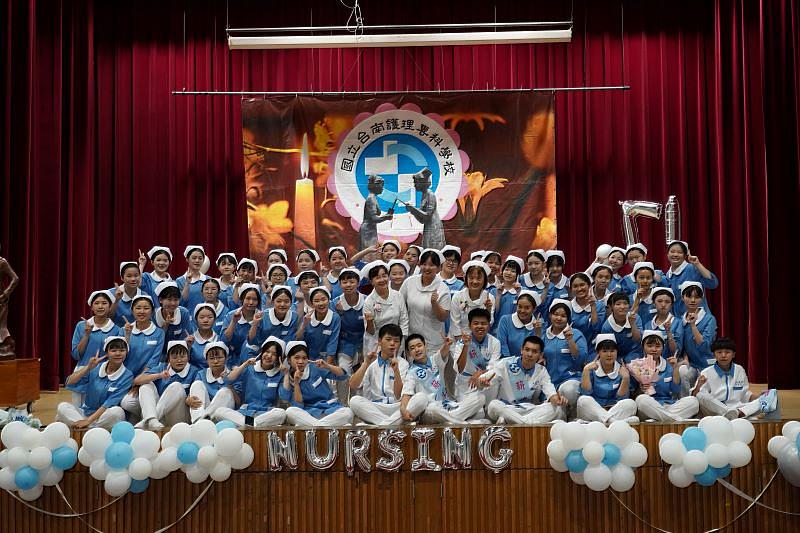 國立臺南護專於國際護師節前夕舉辦加冠典禮，學生宣誓傳承南丁格爾精神。