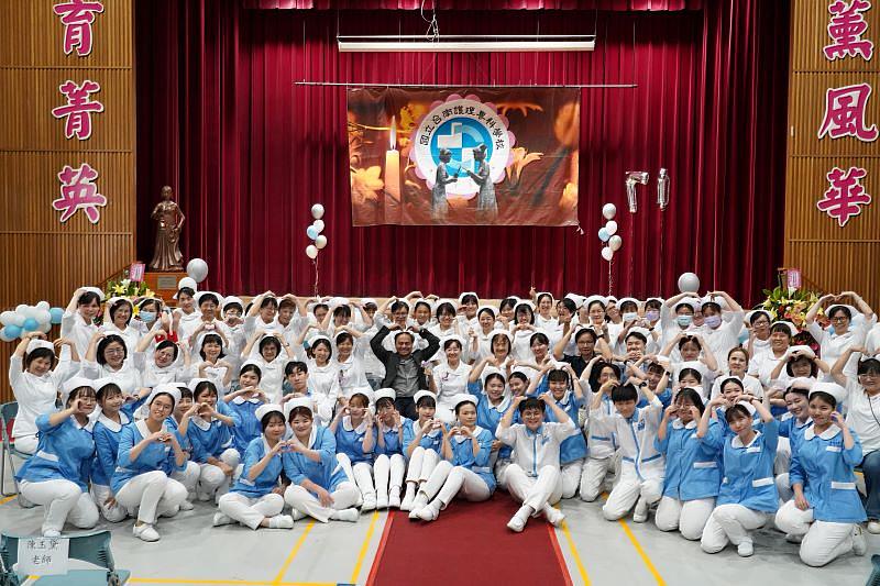國立臺南護專舉辦加冠典禮，開啟學生護理職業新里程。