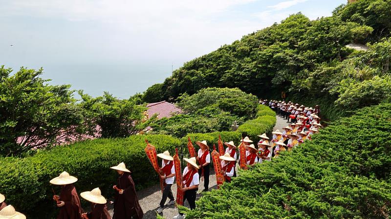 圖說5圓滿日信眾們持誦〈大悲咒〉繞行聖山，以八供，供養諸佛菩薩，祈願大眾福慧圓滿。(圖片提供/靈鷲山佛教教團)