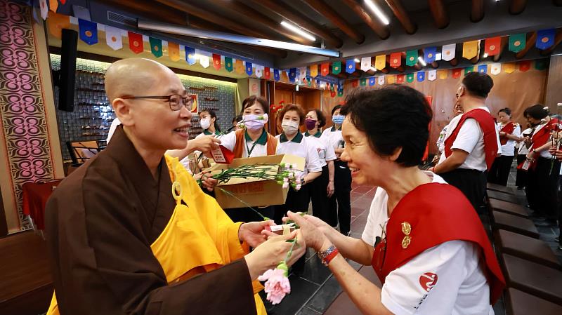 圖說1 靈鷲山為期21天的大悲閉關於母親節圓滿，儀式中安排恆傳法師及寶勤法師送給學員們康乃馨及加持聖物。(圖片提供/靈鷲山佛教教團)