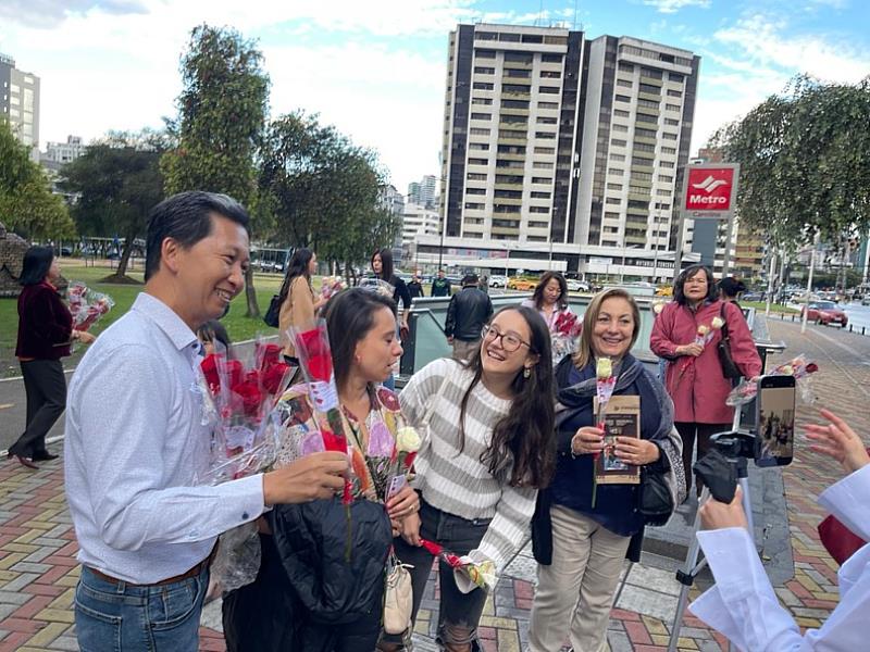 圖二：廖代表向民眾宣介「全民挺台灣參加世界衛生組織，台灣可以幫忙」活動。