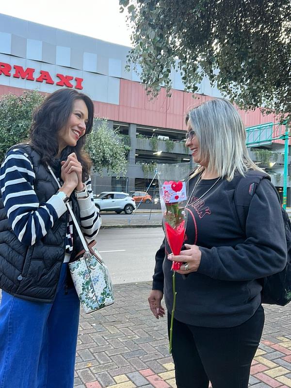 圖六:廖代表夫人向民眾介紹並請支持「全民挺台灣參加世界衛生組織，台灣可以幫忙」!