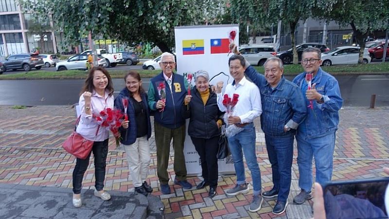 圖三：廖代表與厄京華僑公會蕭碧花會長與民眾為「全民挺台灣參加世界衛生組織，台灣可以幫忙」活動加油!