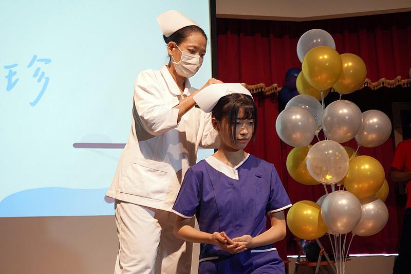 大葉大學護理系許貞媛老師(左)傳光為大一生戴護師帽