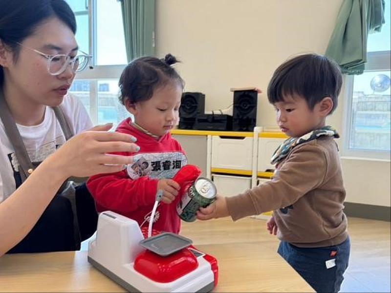 嘉藥幼保系利用課餘時間到親子館陪伴幼兒