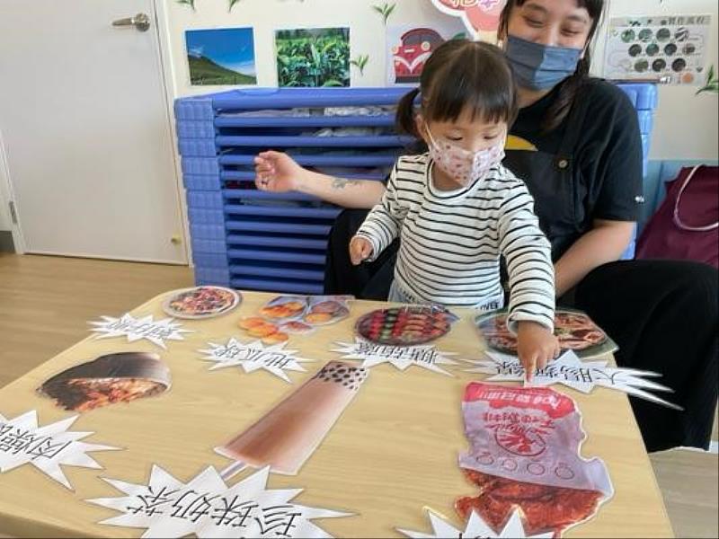 嘉藥幼保系師生規劃出適合小朋友年齡層的課程活動