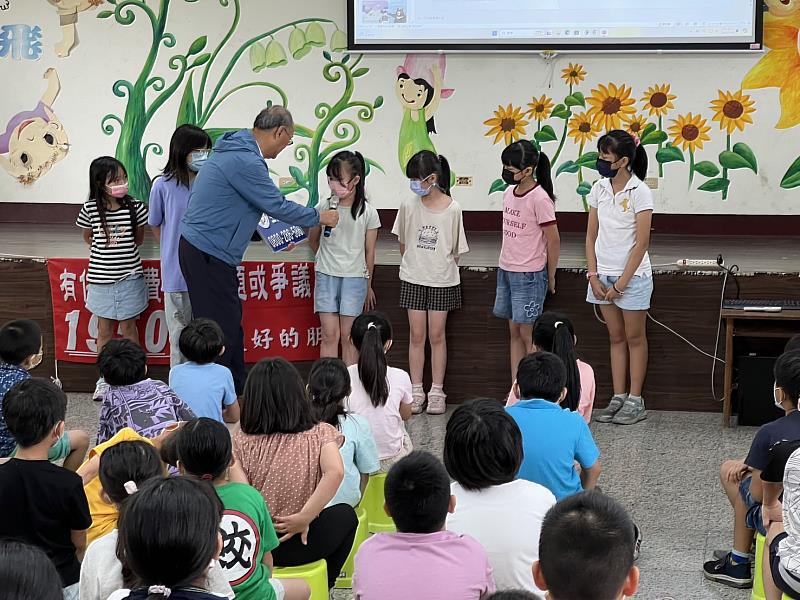 與現場學童進行互動