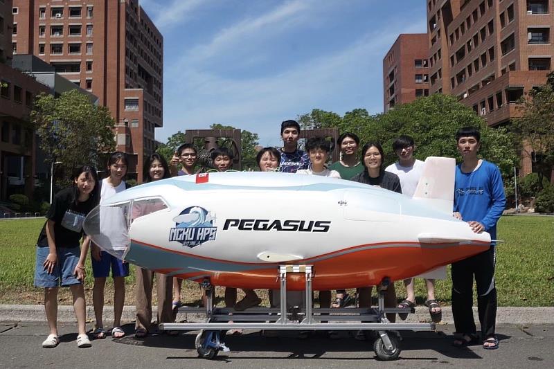 成大人力潛艇團隊與第 2 代自製潛艇「Pegasus 佩加索斯號」合照