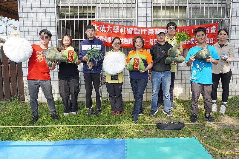 花壇國中凃明秀校長(中)與大葉大學休閒系林淑芬主任(左四)祝福考生金榜題名