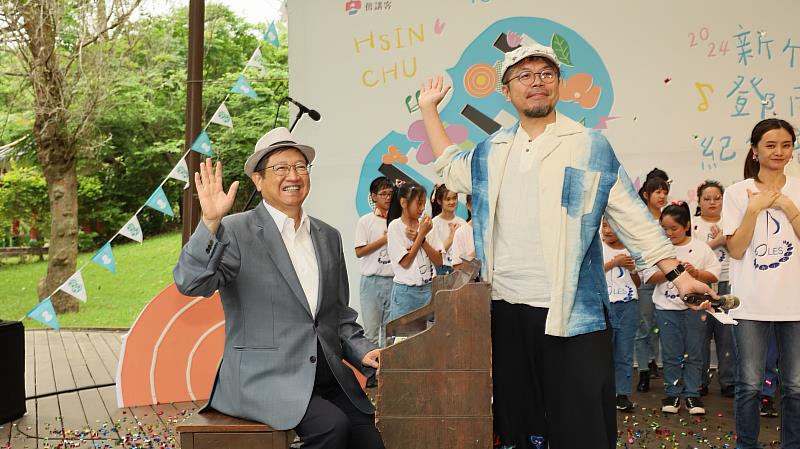 新竹縣長楊文科坐在老風琴前致敬鄧雨賢老師。