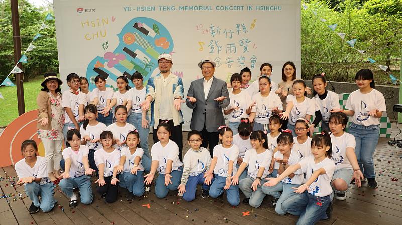 新竹縣長與策展人劉榮昌、芎林國小合唱團一起邀請鄉親來鄧雨賢音樂會。