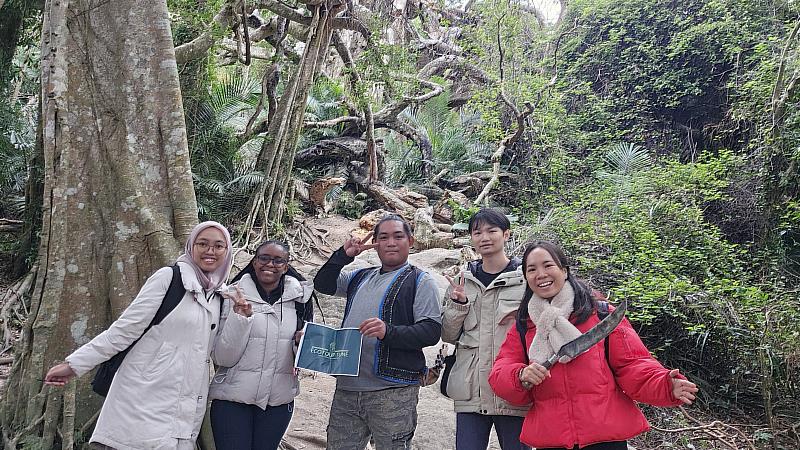 臺科大學生團隊「ECO 4TUNE」在台東鸞山森林文化博物館布農族嚮導的帶領下深入了解台灣原住民的文化。