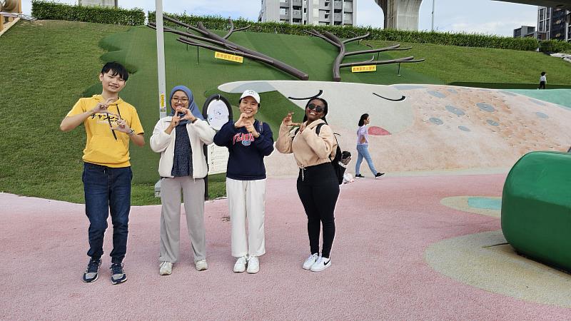 臺科大學生團隊比出SDGs手勢指出新北大都會公園結合防洪措施、生態保護與休閒設計，符合聯合國永續發展目標第11、13及15項。