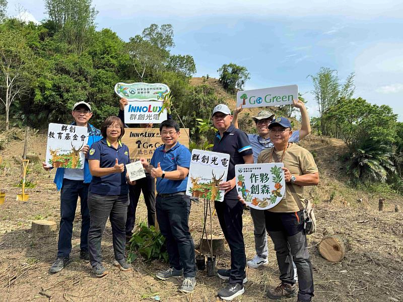 林業保育署嘉義分署13日結合群創光電及群創教育基金會在臺南市楠西區曾文水庫集水區造林