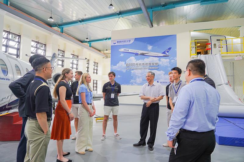 朝陽以B777-300ER客艙打造之「飛航情境模擬教室」，讓普渡大學學子對飛航學習有了全新的體驗。