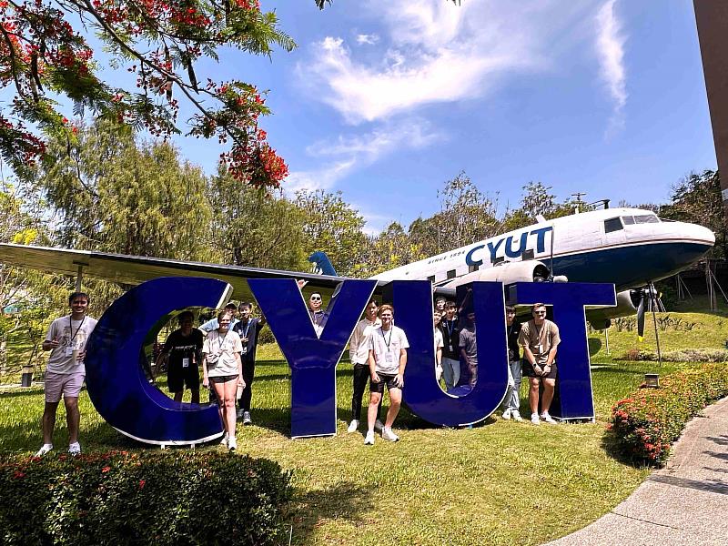 美國普渡大學師生至朝陽科大交流，體驗專業飛行課程。