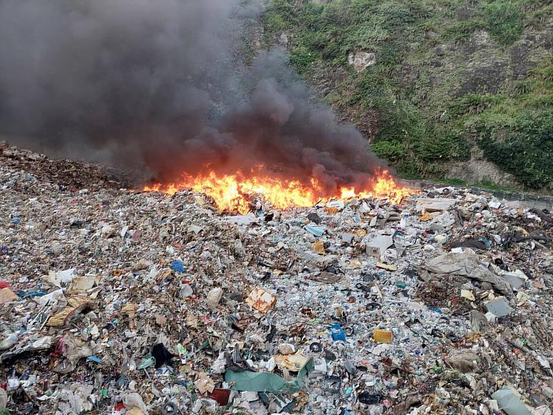 綠島掩埋場昨晚傳火災 臺東縣府啟動空污事件應變監測 呼籲民眾緊閉門窗做好自身防護