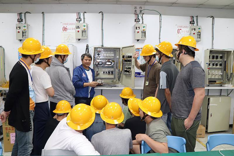 泰山職業訓練場李昆穎訓練師，將新興的能源電池檢測和儲能技。整合到工業電子、室內配線職訓課程中