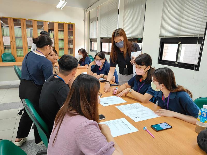 全聯代表向大葉大學國際學生說明工作概況