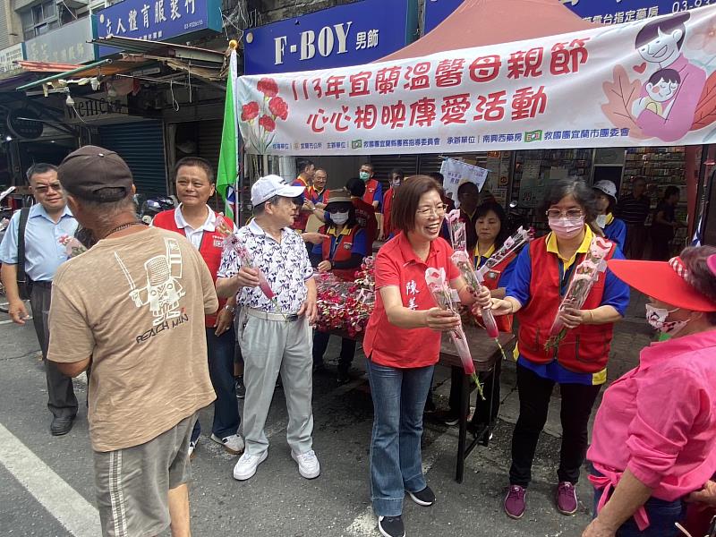 溫馨母親節 宜蘭縣救國團菜市場贈送千朵康乃馨