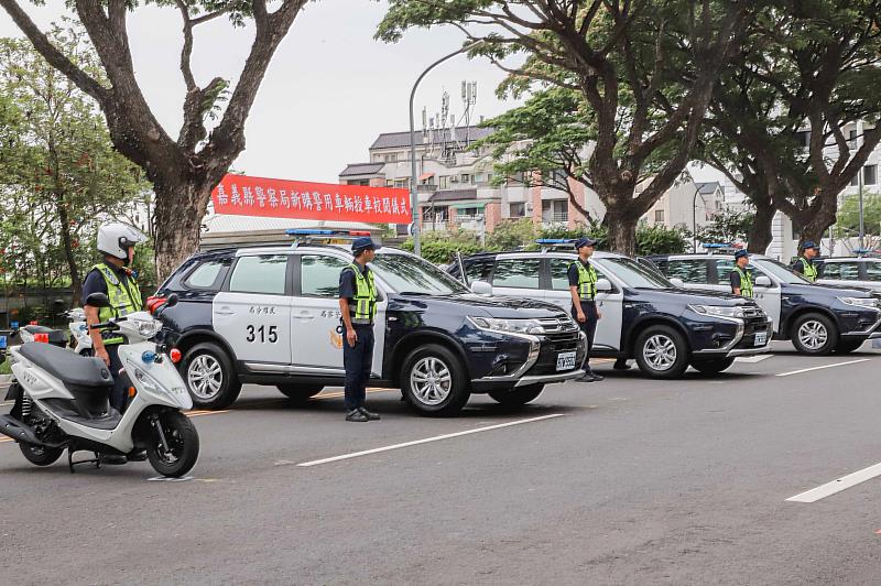 嘉義縣長翁章梁校閱新購警車-2