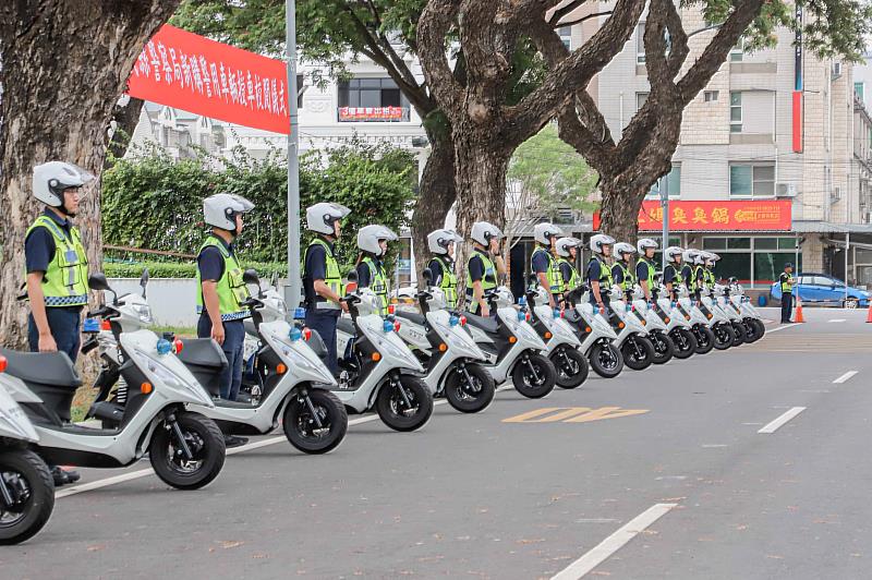 嘉義縣長翁章梁校閱新購警車-1