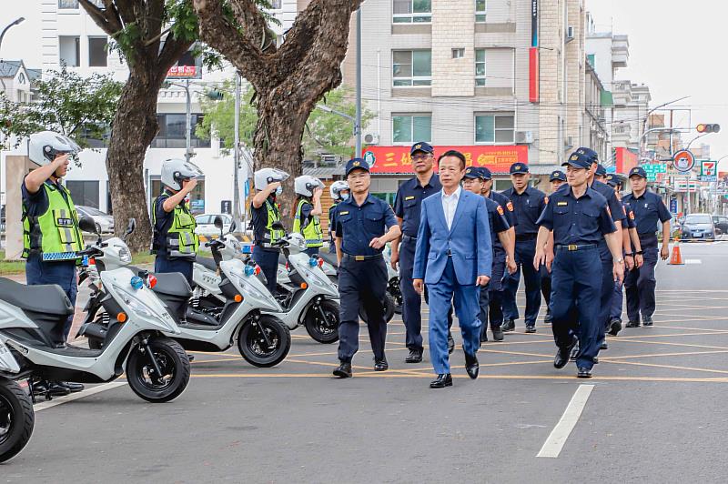 嘉義縣長翁章梁校閱新購警車-3