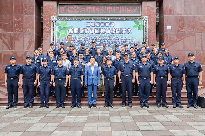 嘉義縣長翁章梁校閱新購警車-4