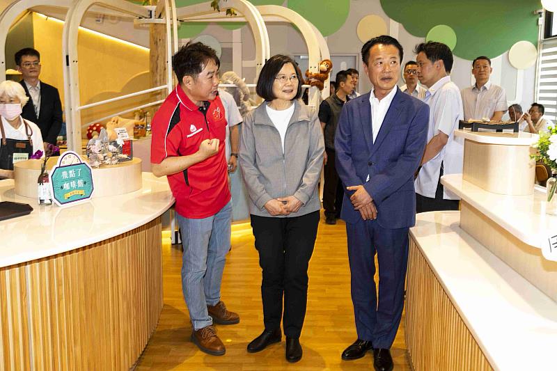 總統蔡英文參訪隆興多功能長照園區