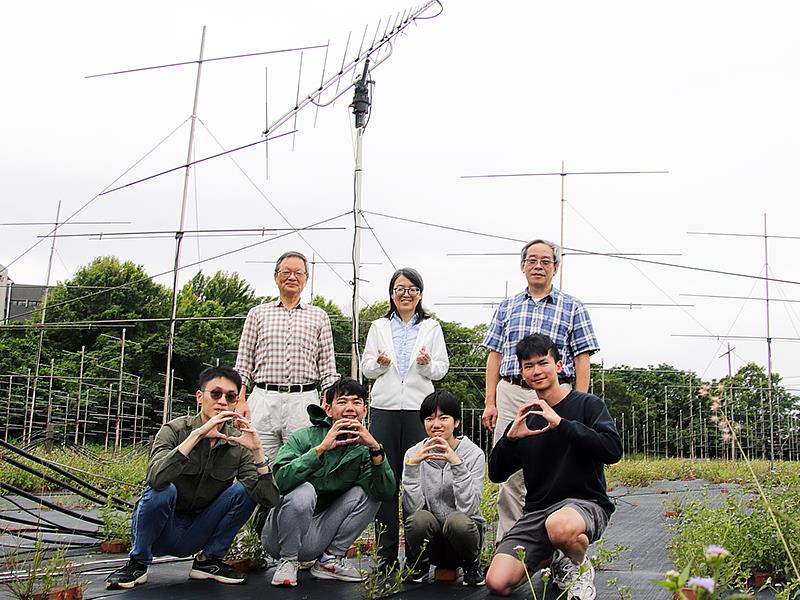 中央大學太空系楊雅惠教授（後排中間）團隊在中壢特高頻雷達站所建置的首座「臺灣太陽無線電波觀測站」，成功捕捉太陽風暴訊號。
