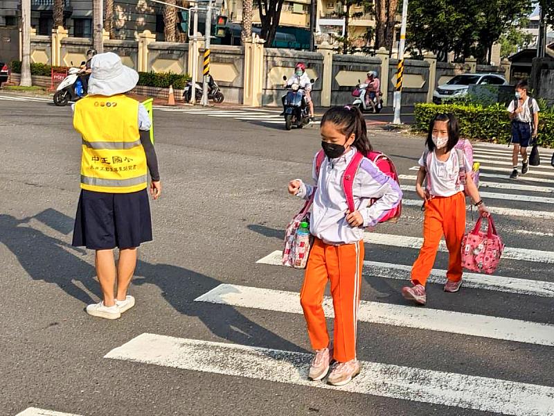 屏東中正國小導護志工穿上由永慶房產集團屏東區四品牌經管會捐贈的反光背心，守護學生和自身安全。