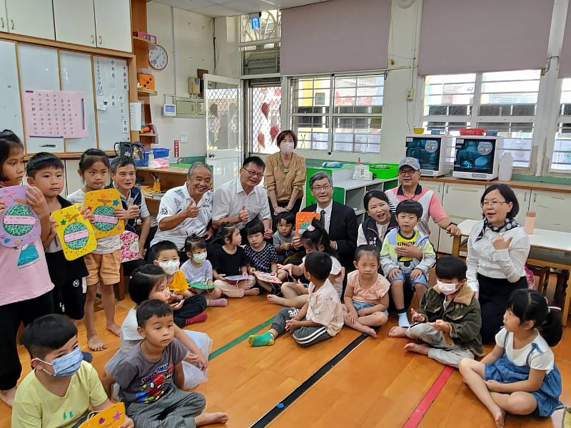 一日雙校關心母語傳承　楊主委約定孩子要繼續講客