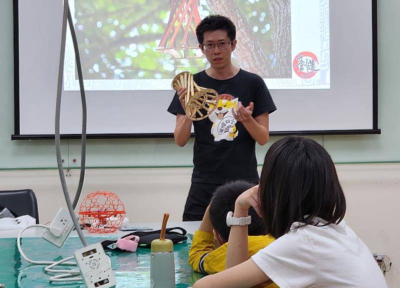 北分署創客基地舉辦「草生植物的環保創意－蘆葦燈」實作工作坊，由致力在地創生與創意手作的創客講師張宇文，引領思考將蘆葦這類中空管狀植物，變成實用的燈具