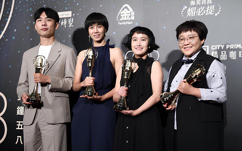 朝陽傳播藝術系校友陳昶豪(左一)以〈回收場的夏天〉勇奪第58屆金鐘獎戲劇類節目聲音設計獎。