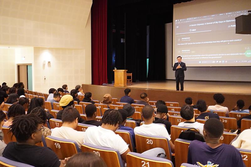 李朝成秘書長演講激勵人心，與學生互動良好。