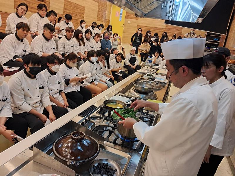 日本飯店料理長神山亮師傅示範高湯製作過程