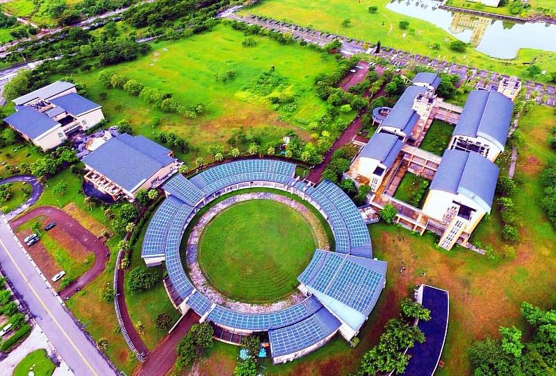 東華大學太陽光電裝置容量已超過3.4 MW（百萬瓦）。