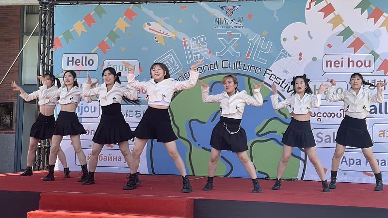 日本學生表演。