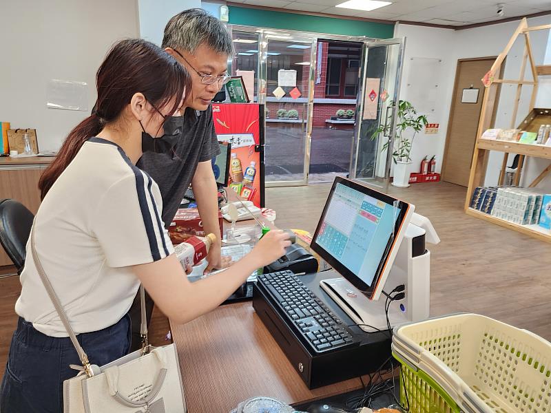 圖說：學生體驗POS機收銀的操作。(圖/遠東科技大學提供)