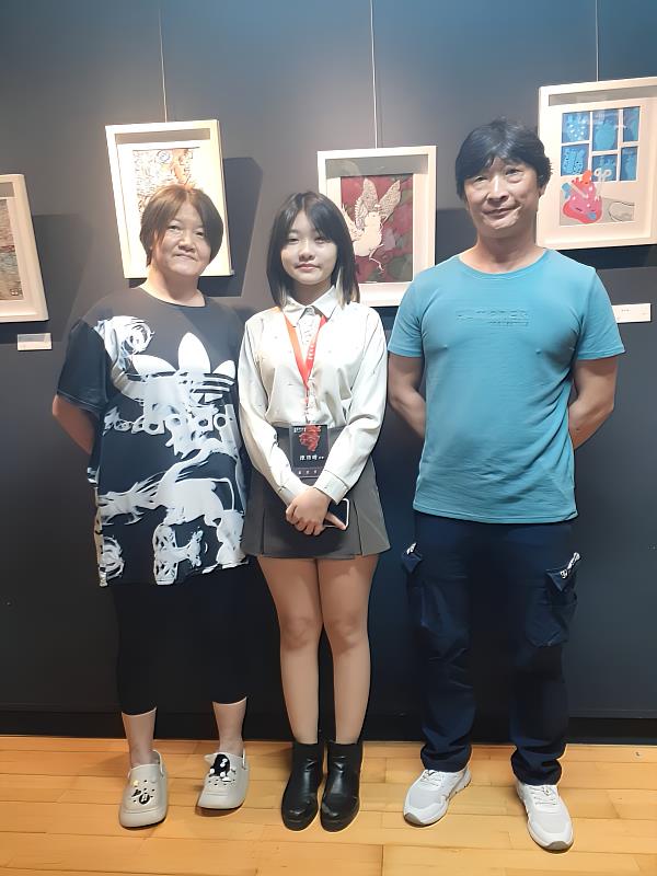 獲得特優獎的中華藝校同學陳語瞳（中）與家人合影。