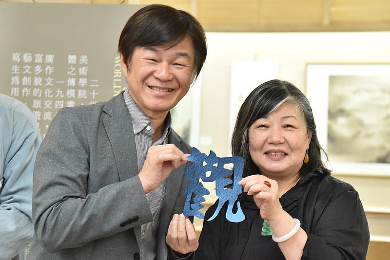 華梵大學碩士、佛經剪字藝術家張明麗（右）當眾徒手剪出「觀」字。