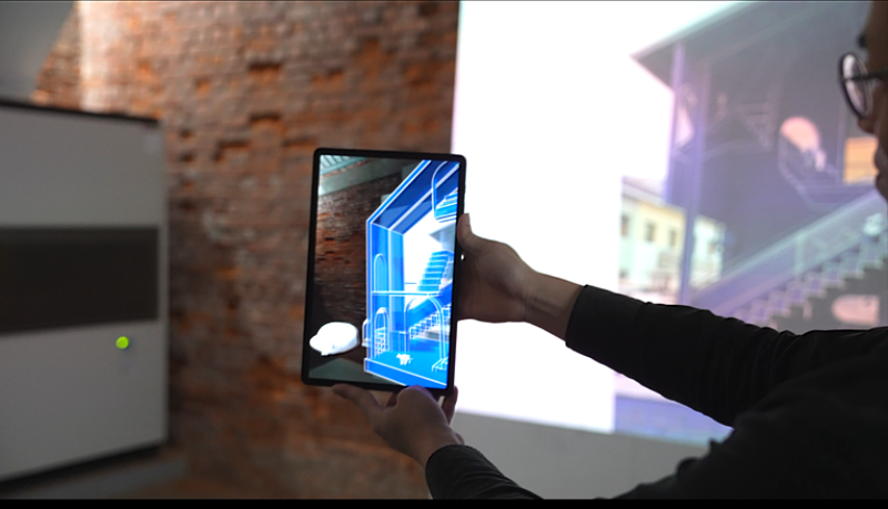 「IR藍曬圖」利用投影與手機重新體驗「梯屋藍曬圖」作品。