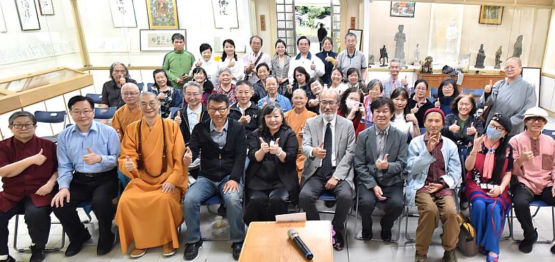 華梵大學東方人文思想研究所碩士張明麗「以藝載道——佛經剪字成果展」開幕典禮現場合影。