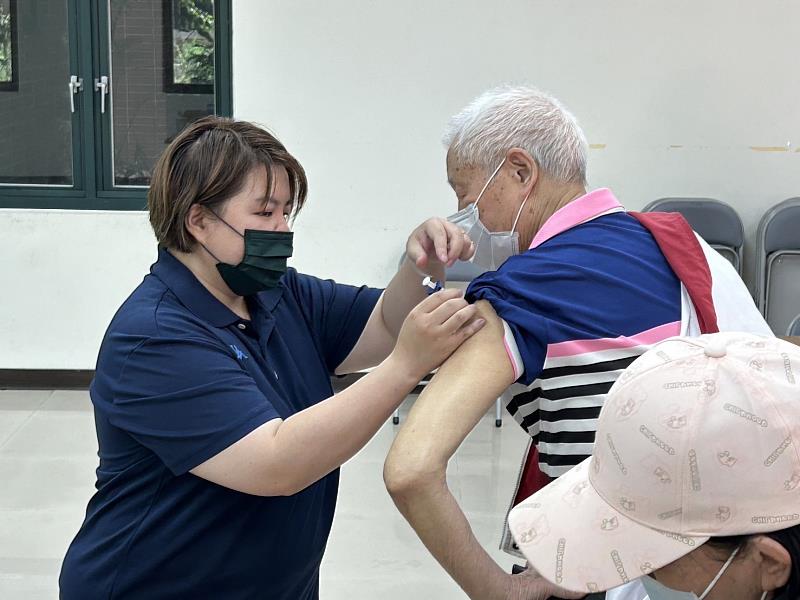 新竹市衛生局攜手醫療團隊前進社區為長輩們接種疫苗。