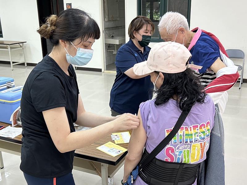揪伴打疫苗、防護不過期！ 竹市衛生局今起至5/17前進社區為長輩們接種疫苗